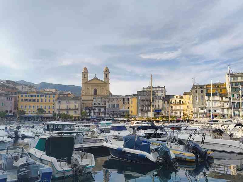 Des bateaux au port de Bastia, en Corse, photo gratuite