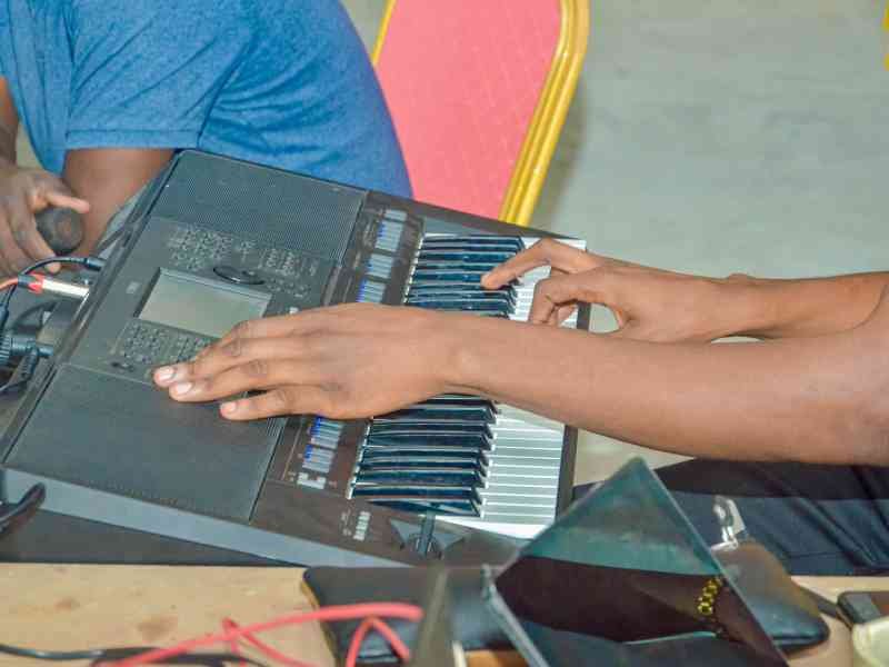 Les doigts d'un instrumentiste au clavier d'un piano photo gratuite