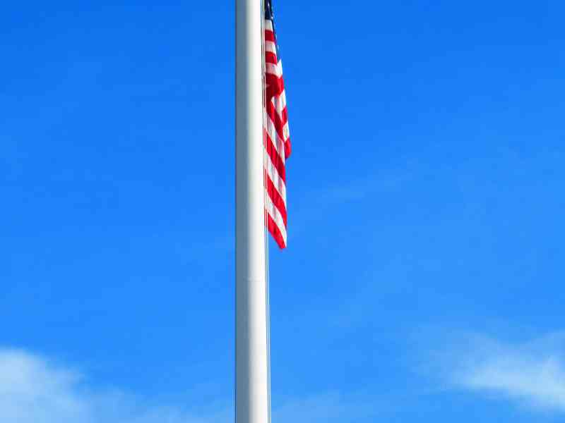 Drapeau américain sur un poteau dans le ciel bleu photo gratuite - Flagge der Vereinigten Staaten auf einem Mast im blauen Himmel. Kostenloses Foto.