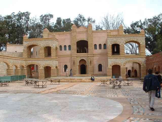 Un village en pierre inspiré des médinas marocaines Médina Coco Polizzi à Agadir photo gratuite
