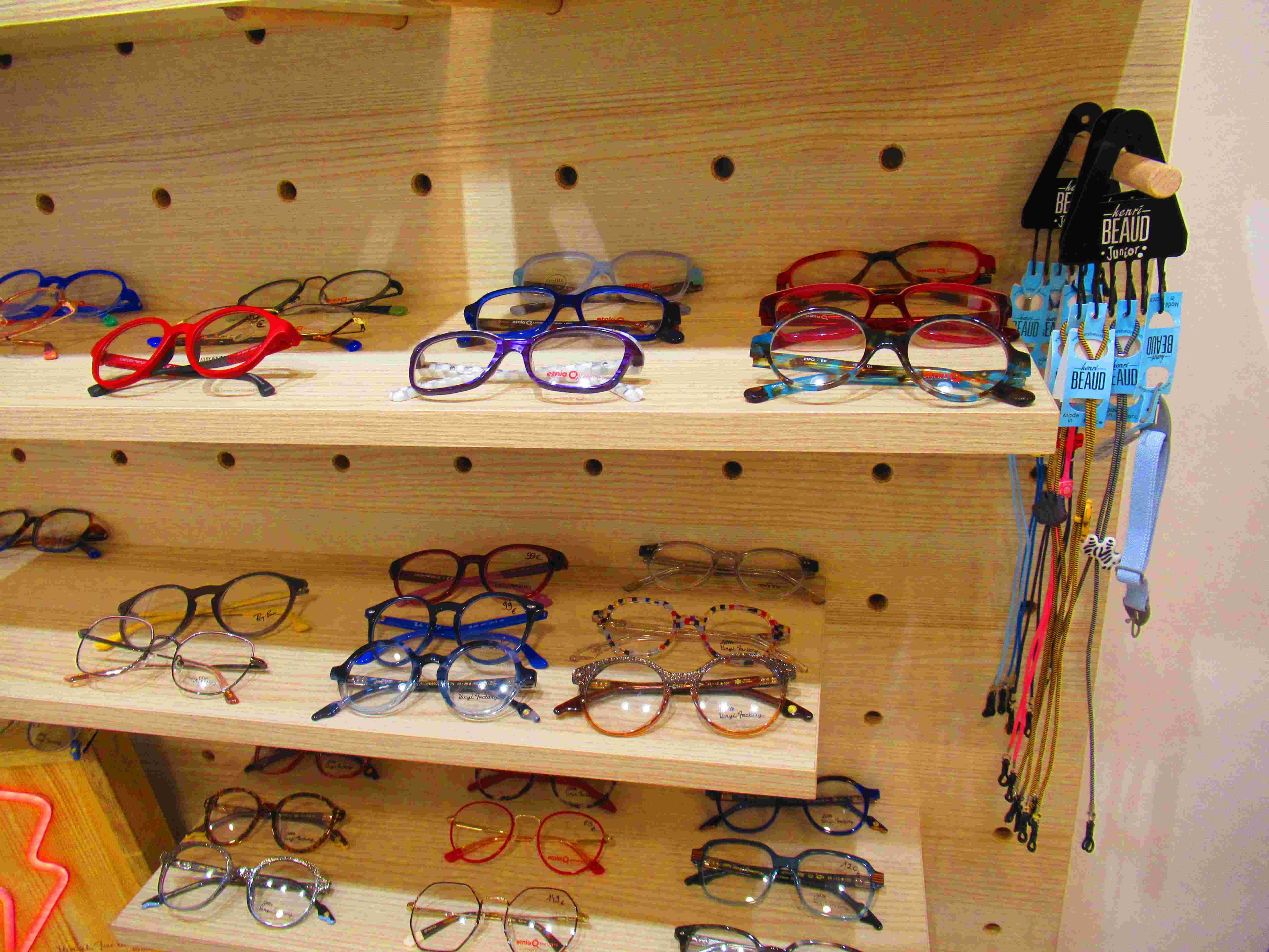 Etagères de lunettes chez opticien