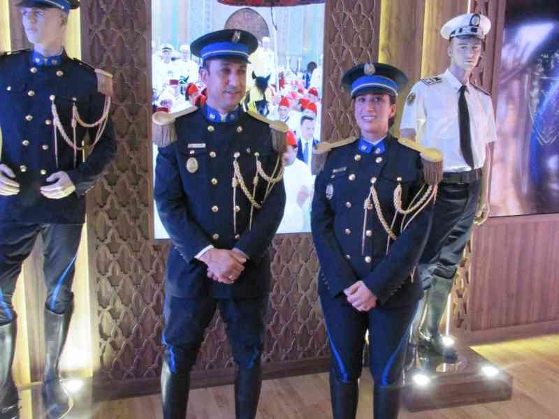 Hommes en uniformes d'officiers