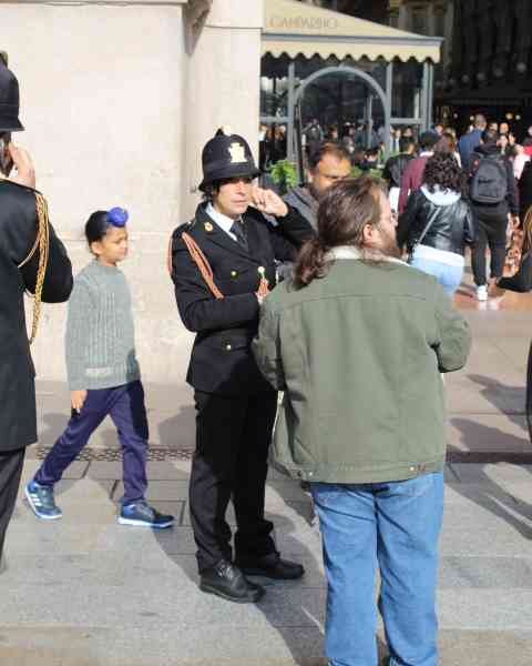 Un membre des Carabinieri, l'une des principales forces de l'ordre en Italie en discussion avec un citoyen, photo gratuite