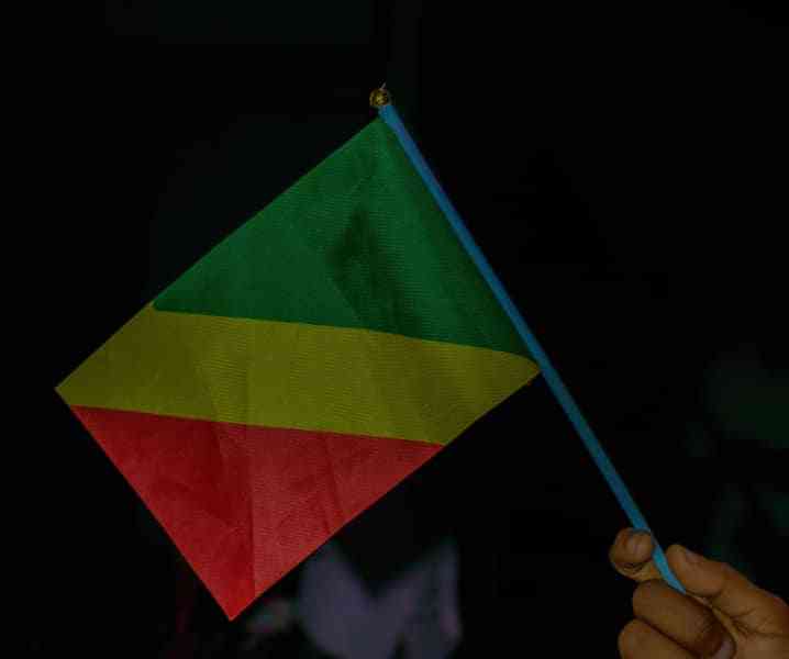 Petit drapeau du Congo tenu à la main photo gratuite - Kleine Kongo-Flagge in der Hand gehalten, kostenloses Foto