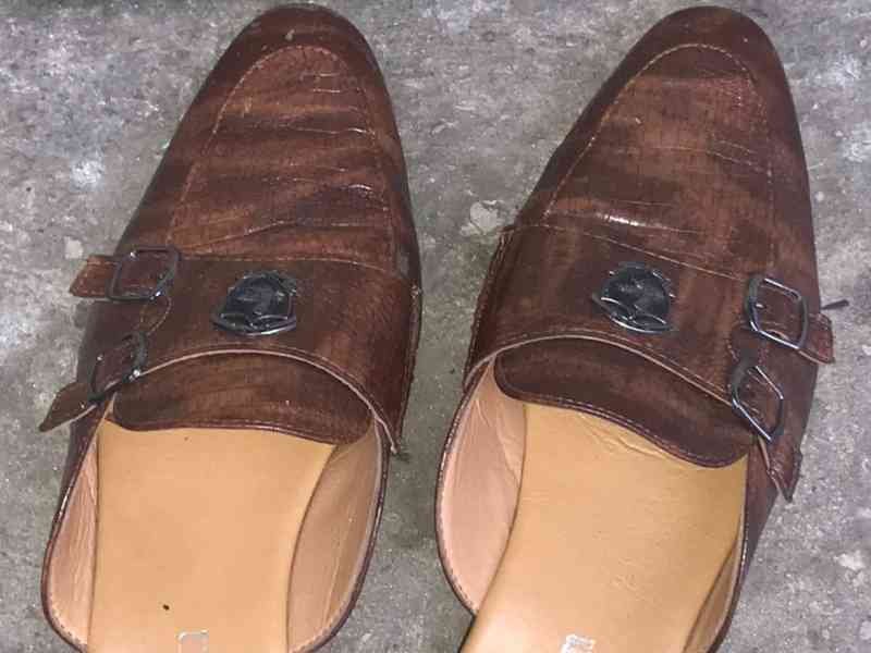 Chaussures marron en cuir motif crocodile photo gratuite