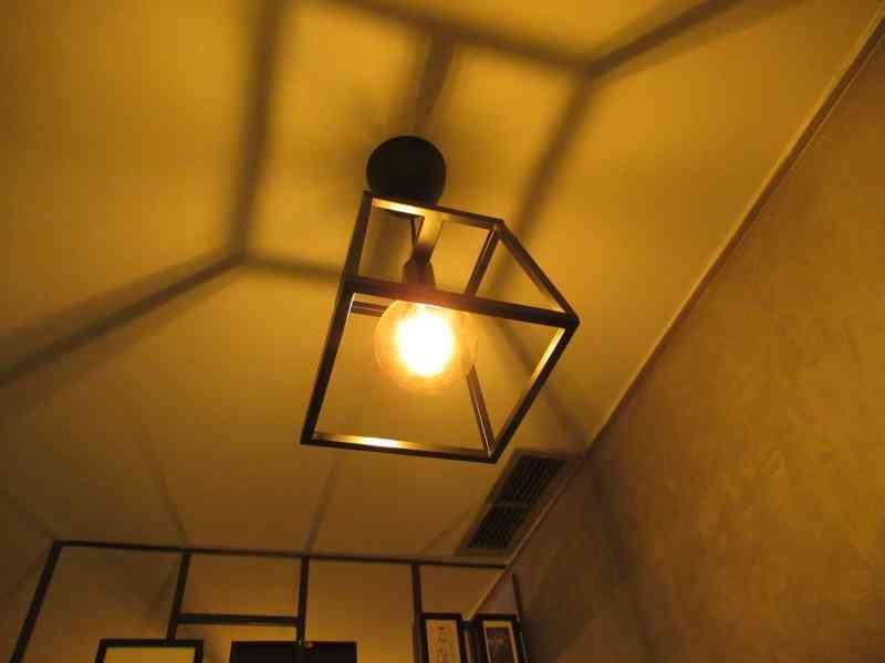 Lampe moderne suspendue sur un plafond photo gratuite - Candeeiro moderno pendurado no teto Foto gratuita
