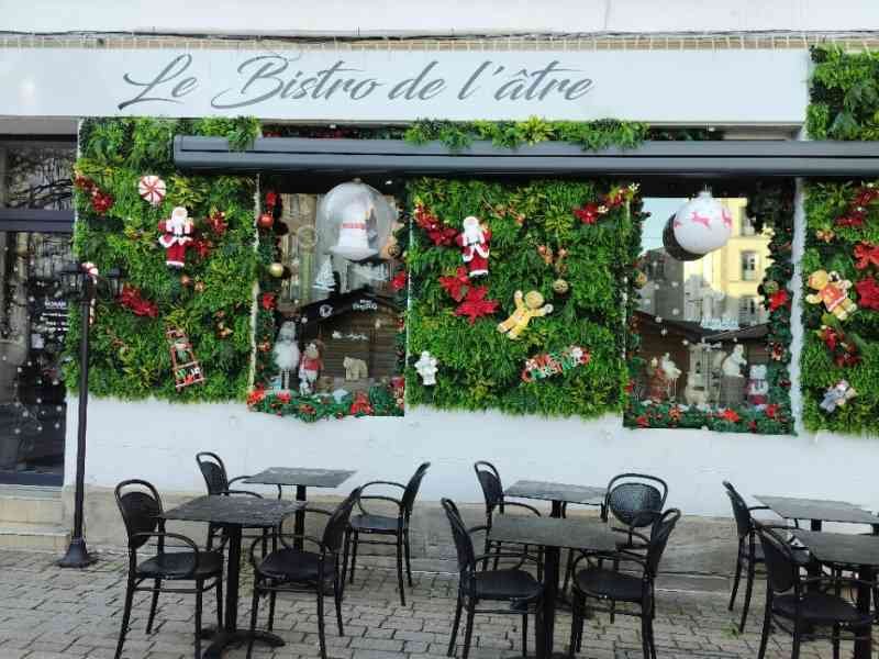 La façade d'un restaurant appelé Le Bistro de l'âtre, décoration Noël, photo gratuite