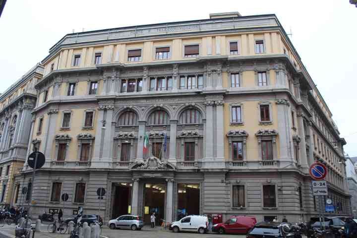Le batiment Palazzo Broggi situé sur la Piazza Cordusio à Milan, en Italie, photo gratuite