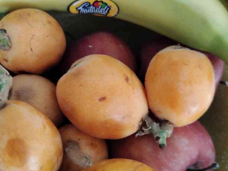 Nèfles pommes et bananes