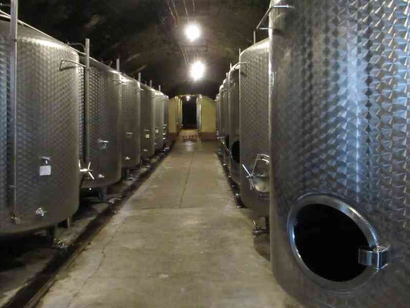 Cuves alimentaires en inox pour stockage du vin