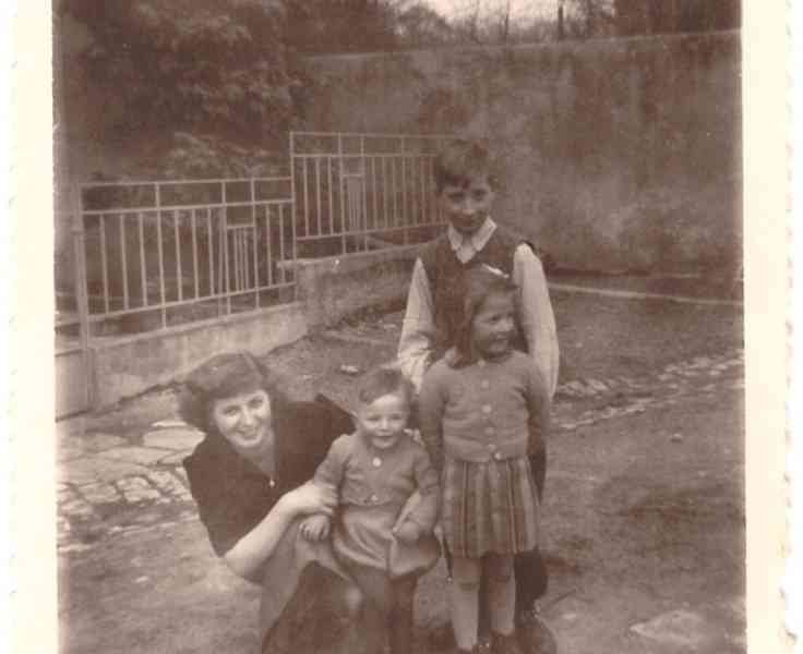 Photo de famille en noir et blanc d'une mère et trois enfants image gratuite