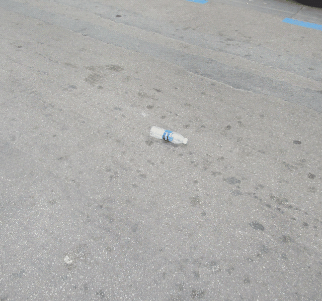 Bouteille d'eau qui roule - GIF