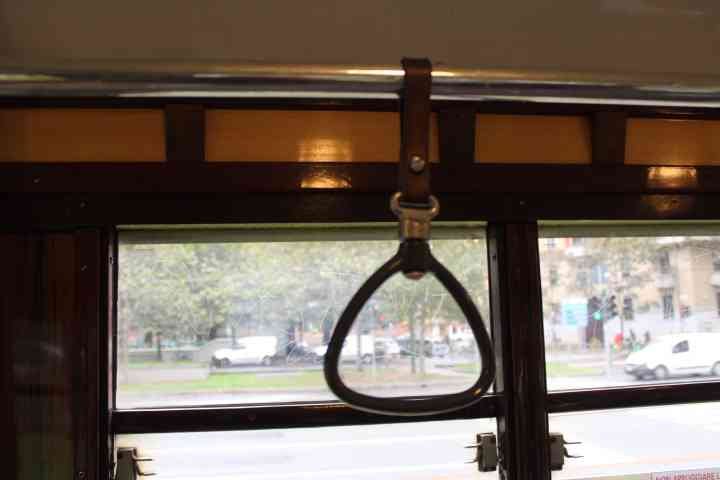 Une poignée de maintien à l'intérieur d'un tramway, photo gratuite