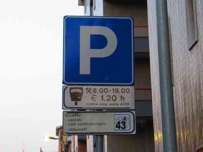 Panneau de parking payant à Milan en Italie photo gratuite