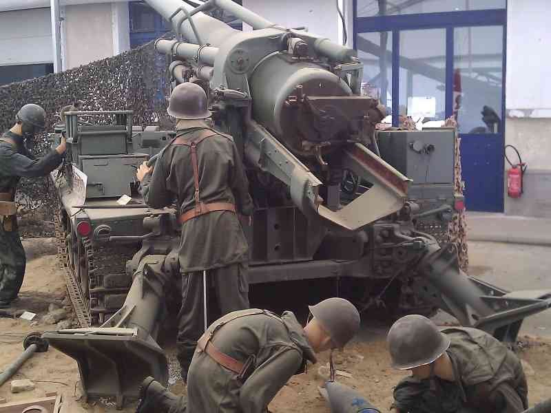 Une scène de guerre reconstituée d'une artillerie et des soldats photo gratuite