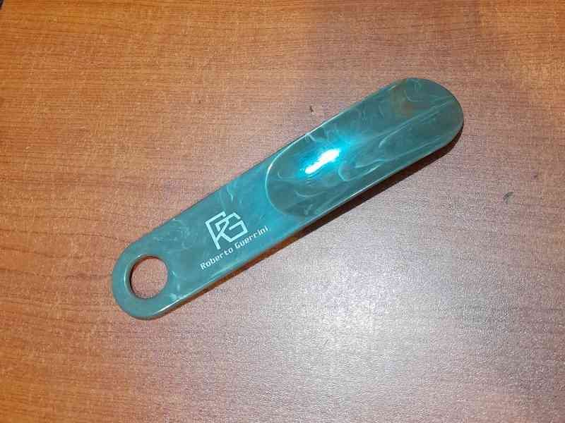 Chausse-pied sur une table en bois photo gratuite