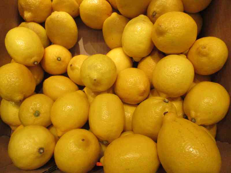 Pile de citrons jaunes