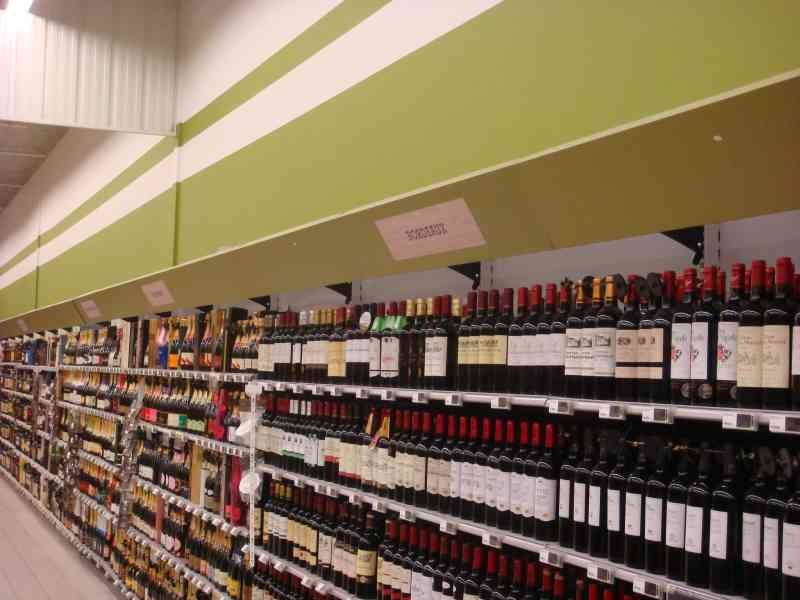 Etagères d'alcool dans un magasin