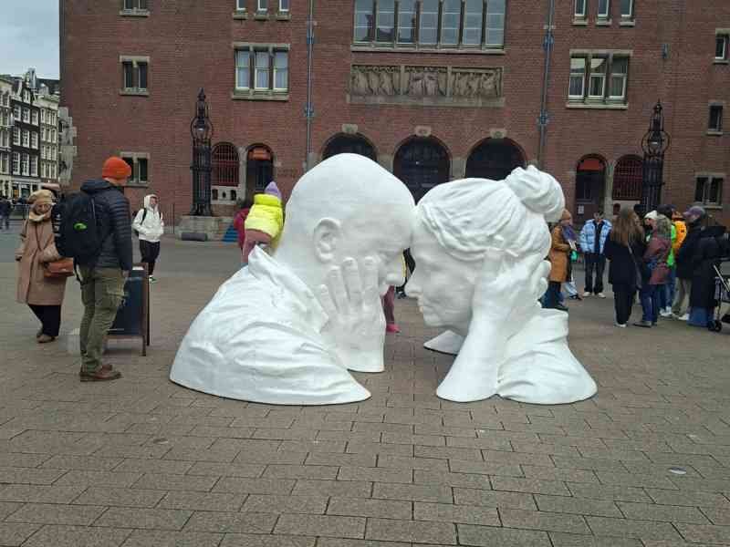 Sculpture contemporaine devant la Beurs van Berlage à Amsterdam aux Pays Bas, photo gratuite