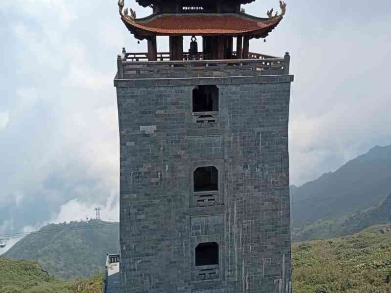 Grand Beffroi, une tour de guet en pierre située au sommet du mont Fansipan au Vietnam, photo gratuite