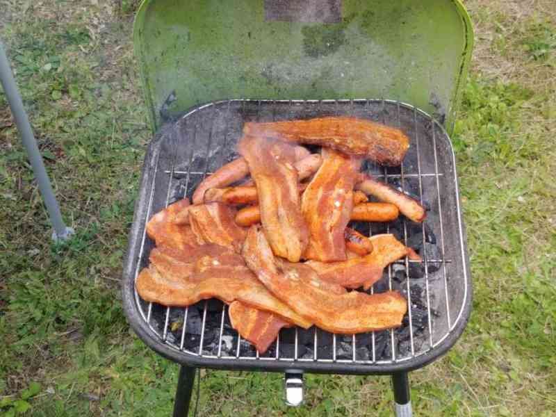 Tranches de porc sur un barbecue à charbon de bois