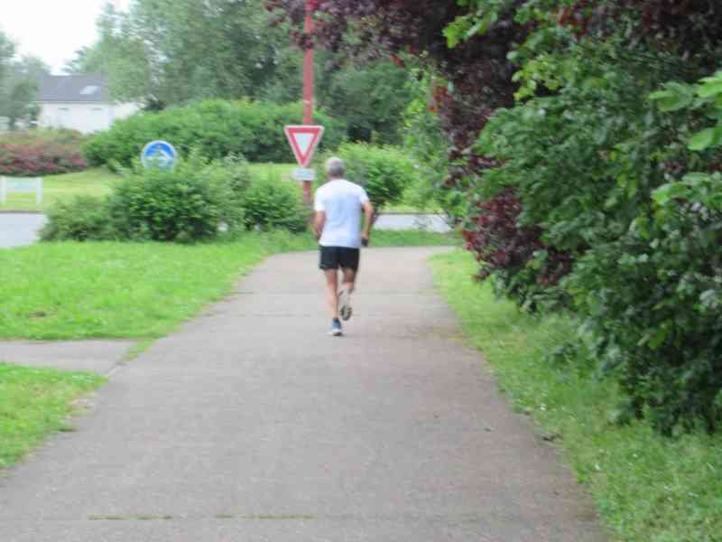 Personne faisant une course à pied près d'un parc
