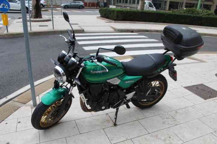 Moto Kawasaki Z650rs garée au bord d'un goudron dans la ville de Milan Lombardie en Italie photo gratuite
