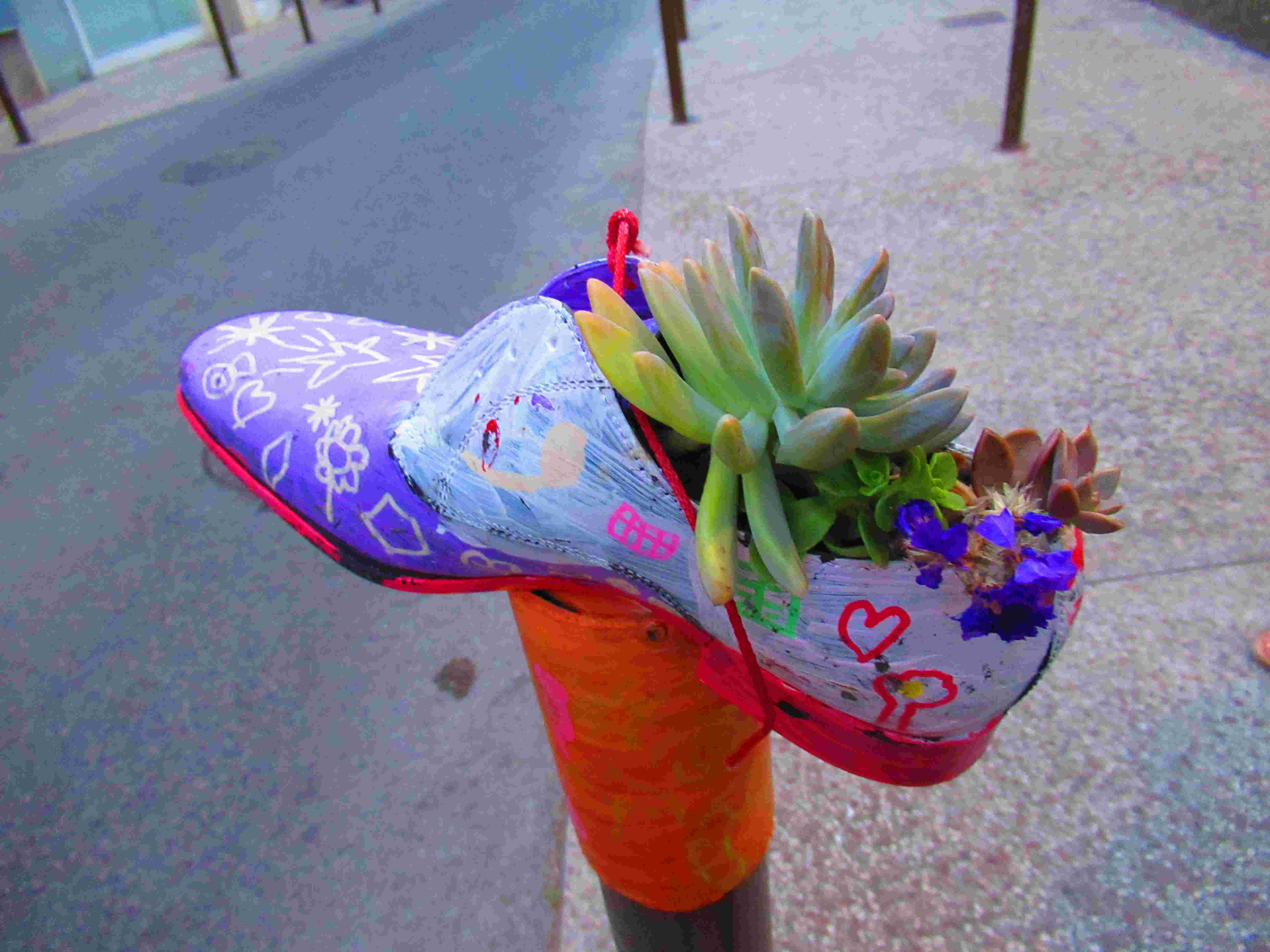 Chaussure de ville street art avec plante