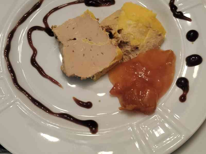 Une assiette de foie gras, photo gratuite