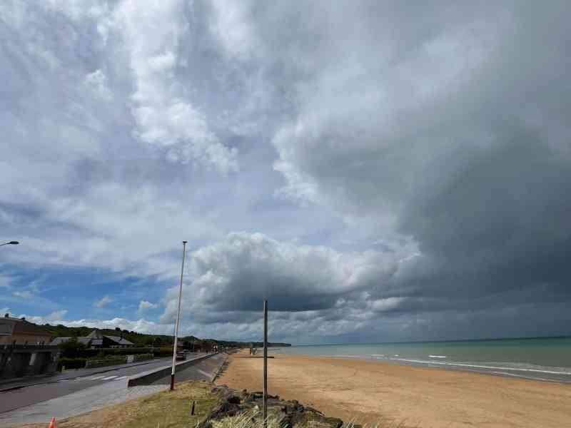 Ciel nuageux vu du bord d'une plage