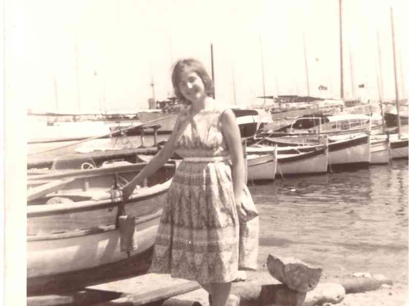 Femme au port de Cannes en France en été photo ancienne gratuite
