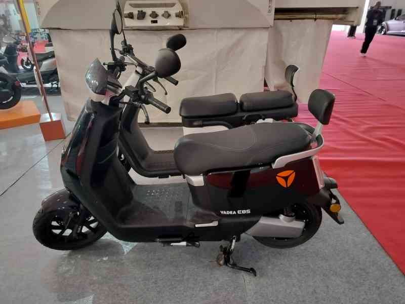 Un scooter électrique Yadea E8S, photo gratuite