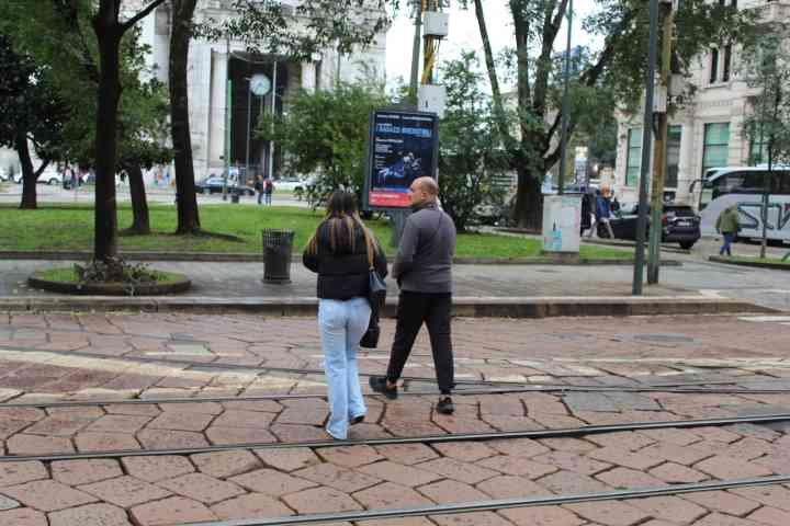 Personnes se baladant dans les rues de Milan Lombardie en Italie photo gratuite
