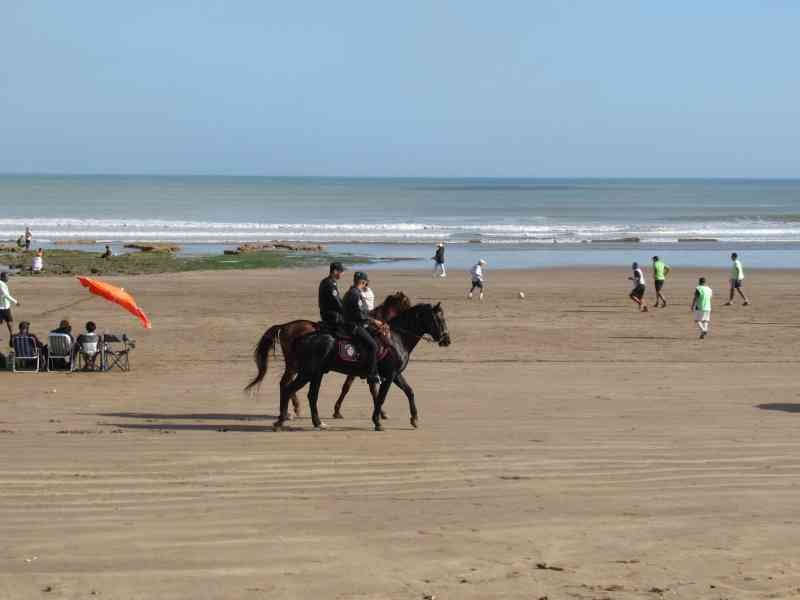 Patrouille sur la plage de police montée marocaine