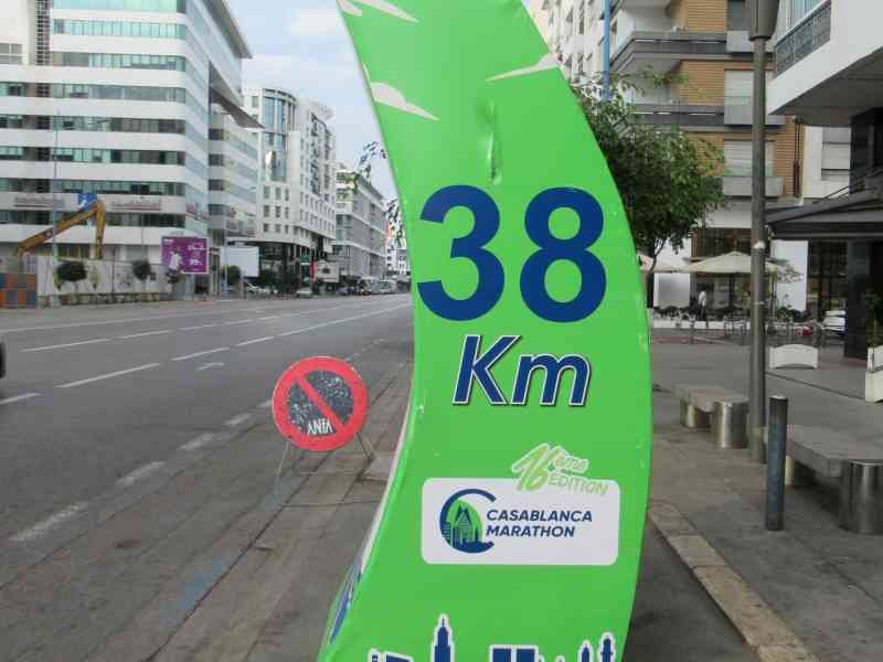 Un panneau de signalisation pour le Marathon de Casablanca, indiquant le 38ème kilomètre de la course, photo gratuite
