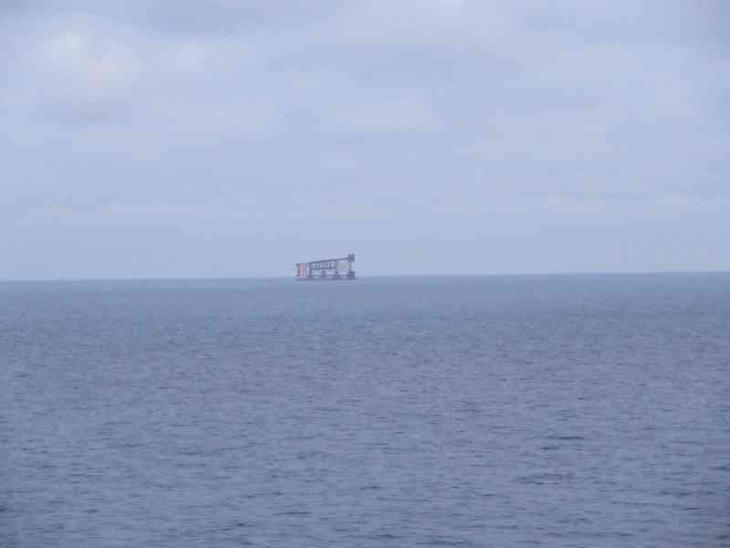 éolienne en mer à l'horizon photo gratuite