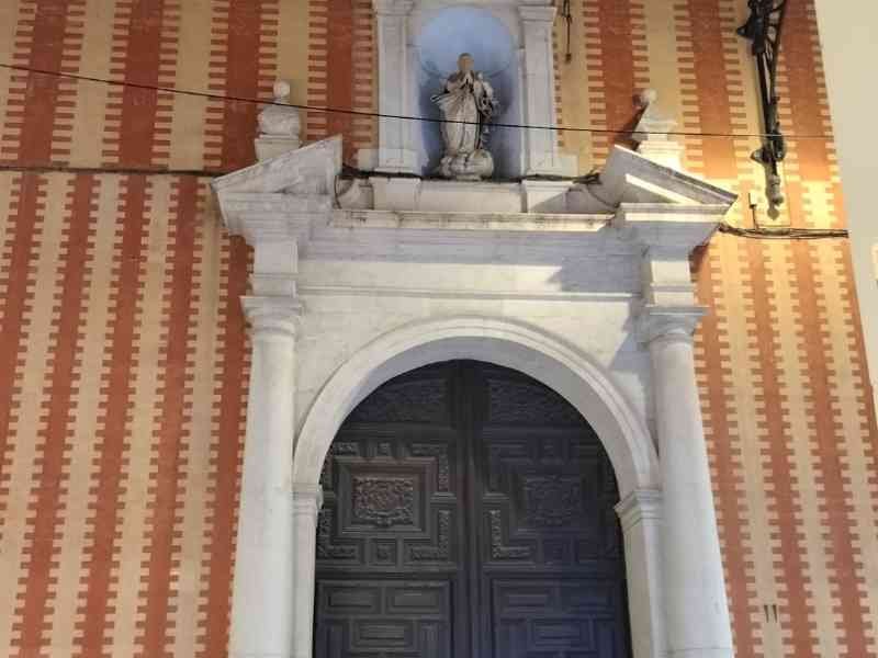L'entrée de l'église paroissiale Nuestra Señora de la Inmaculada Concepción, située à Alameda, Málaga, en Espagne, photo gratuite