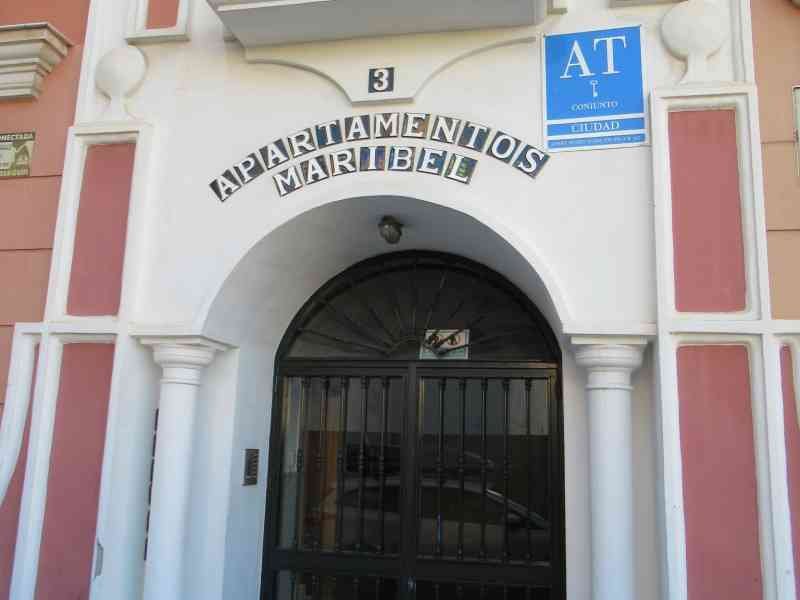 L'entrée d'un bâtiment appelé Apartamentos Maribel, photo gratuite