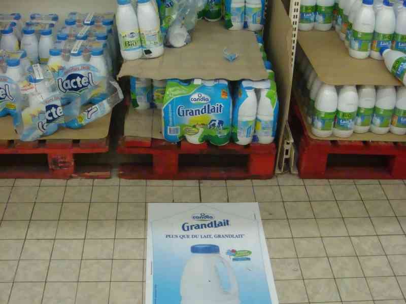 Rayon de produits Grandlait dans un supermarché
