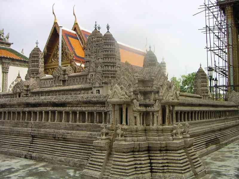 Le temple Angkor Wat située dans l'enceinte du Wat Phra Kaew à Bangkok Thaïlande photo gratuite