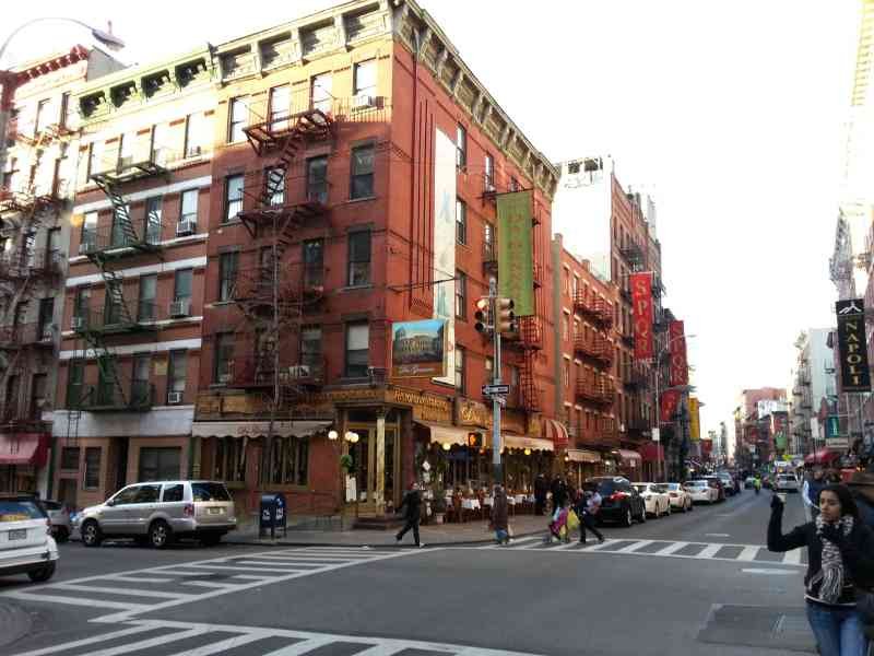 La petite Italie Immeuble avec un escalier de secours, voiture garées au bord du goudron, des passagers dans les rues de New-York, États-Unis photo gratuite