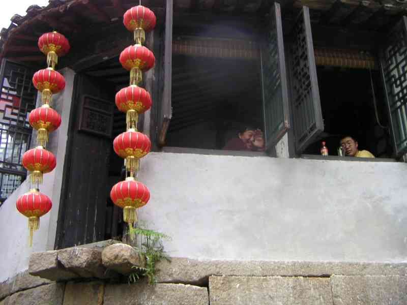 Lanternes chinoises rouges accrochées au plafond d'une maison, Asie photo gratuite