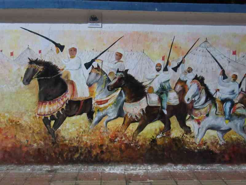 Peinture murale des chevaliers de la Fantasia marocaine photo gratuite