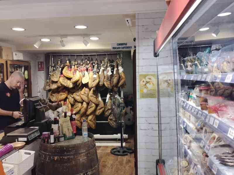 L'intérieur d'une charcuterie traditionnelle à Malaga en Espagne, photo gratuite