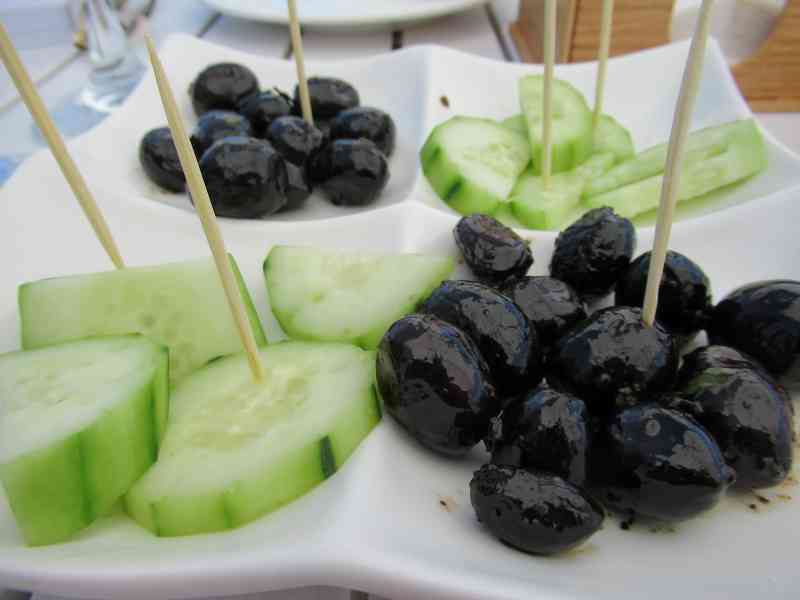 Olives noires et concombres en apéritif