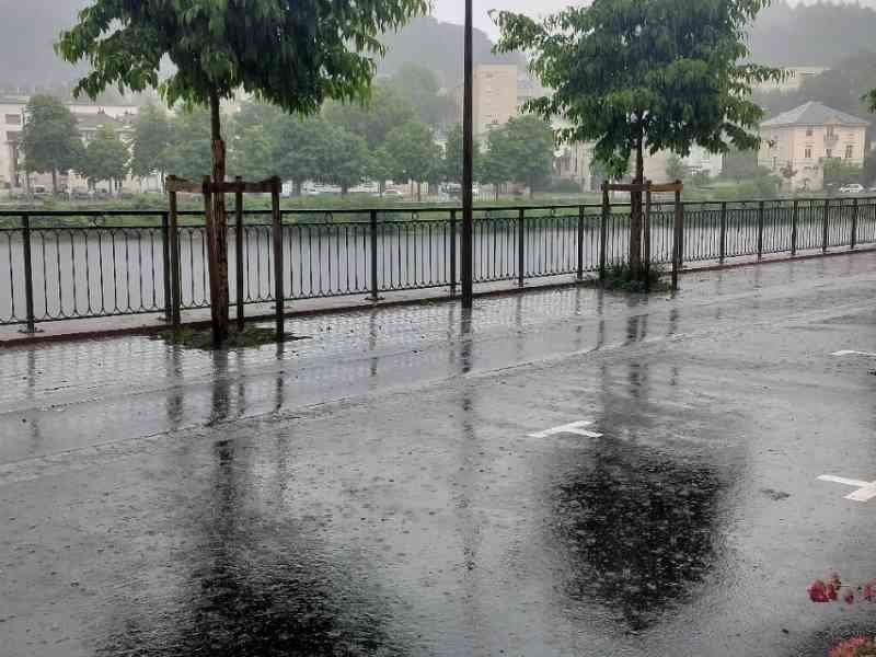 Une rue mouillée avec de la pluie tombant, photo gratuite