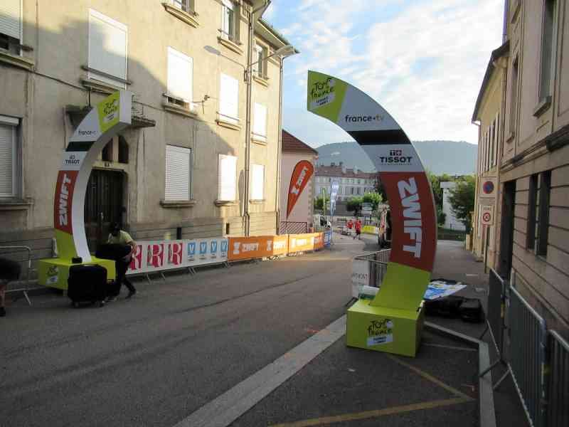 Arche gonflable publicitaire au tour de France féminin avec Zwift