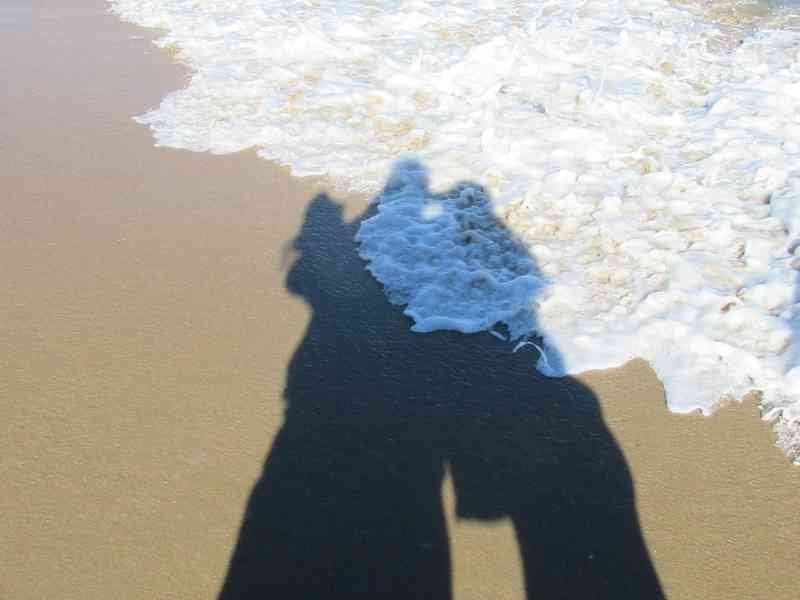 Ombre d'un couple à la plage