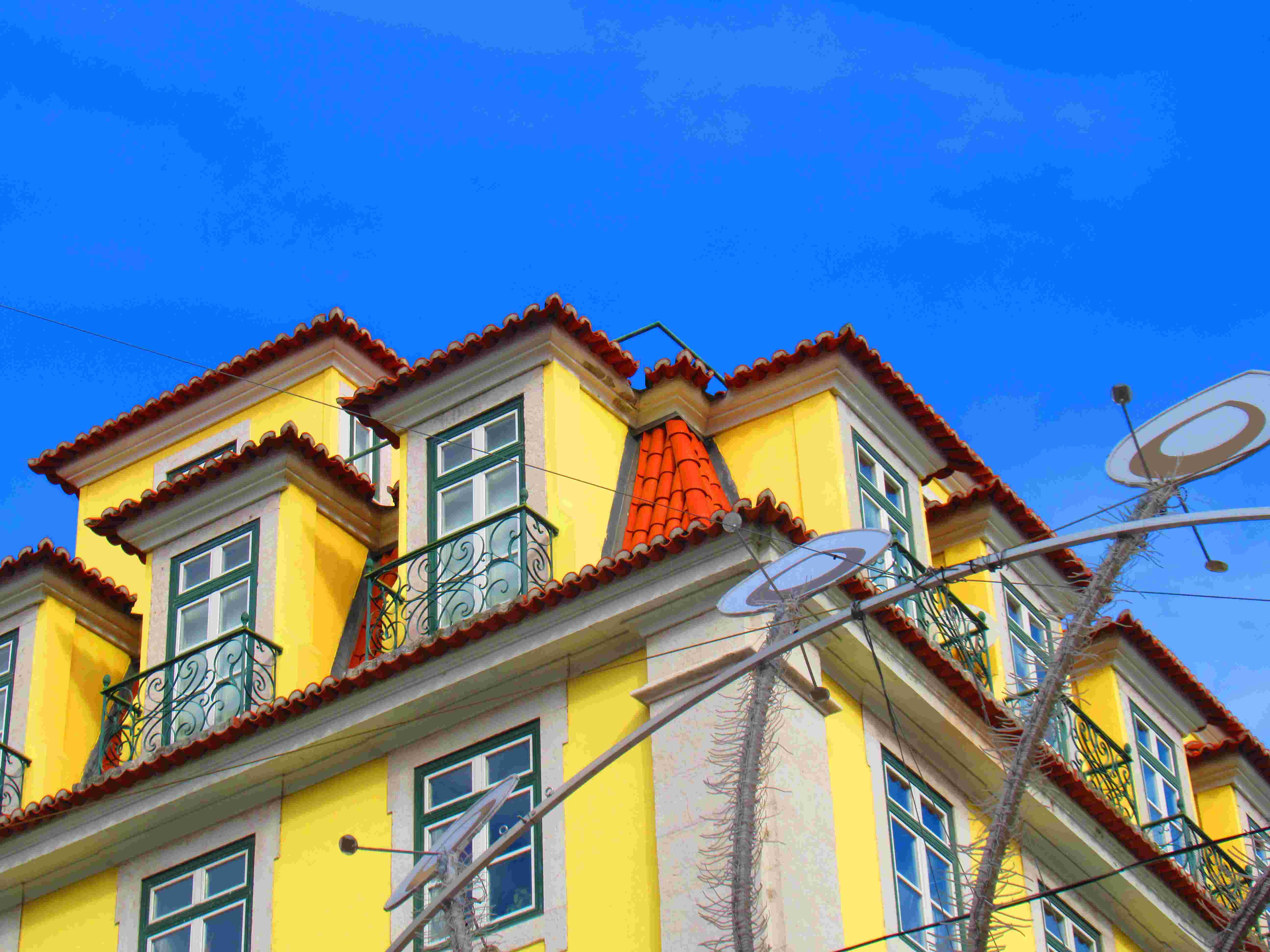 Façade jaune de sous-toit d'immeuble au Portugal