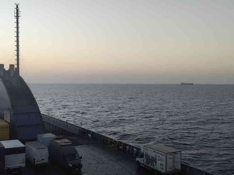 Transport maritime de conteneurs au coucher du soleil